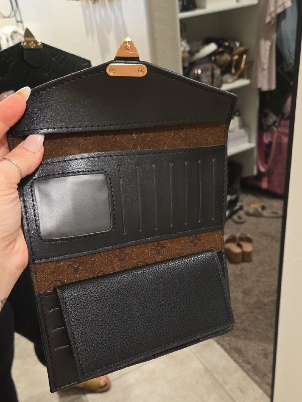 Luxury Black Embossed Leather Wallet with Gold Lock - Picture 7 of 10